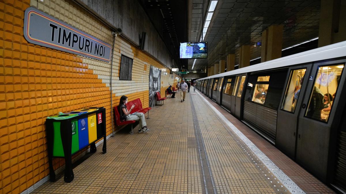 Urmează stația „Grevă Japoneză” cu peronul pe partea dreaptă