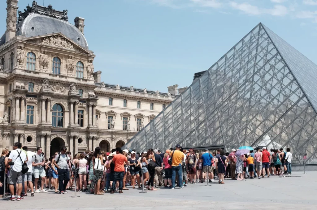 De ce nu mai sunt doriți turiștii? Grevă la muzeul Luvru din Paris