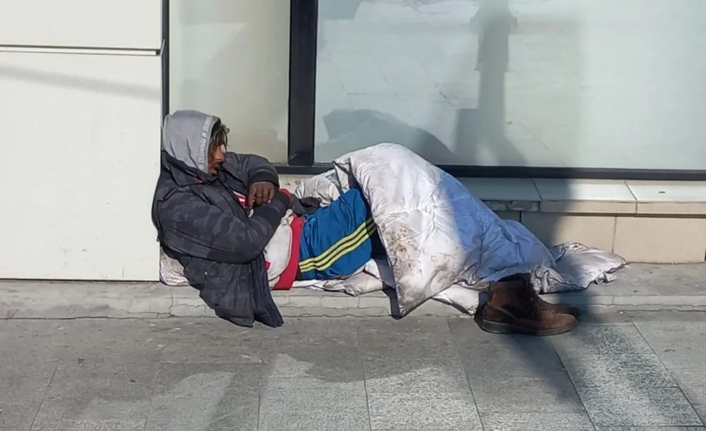 Asistență socială doar pe hârtie: De ce să nu rămâi pe străzile Bucureștiului?