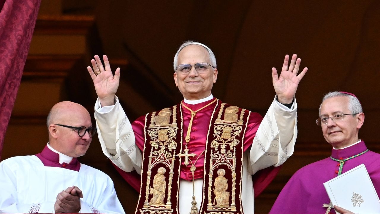 Ce au în comun Justin Bieber, Madonna și Papa?