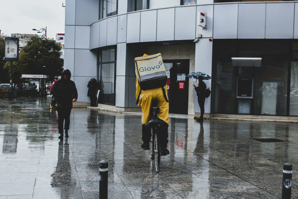 Glovo și Delivery Hero, amendate cu 329 milioane euro pentru cartel pe piața livrărilor