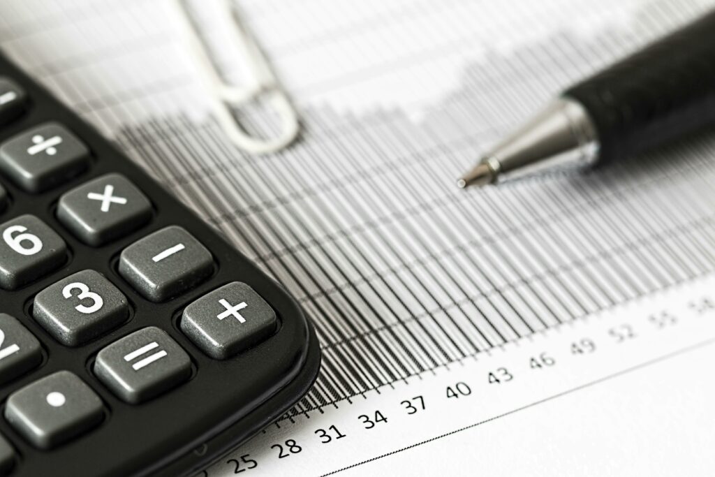 Surse: Aproape 100 de măsuri discutate de partide – reduceri de beneficii, taxe mai mari și tăieri pentru angajații la stat și studenți