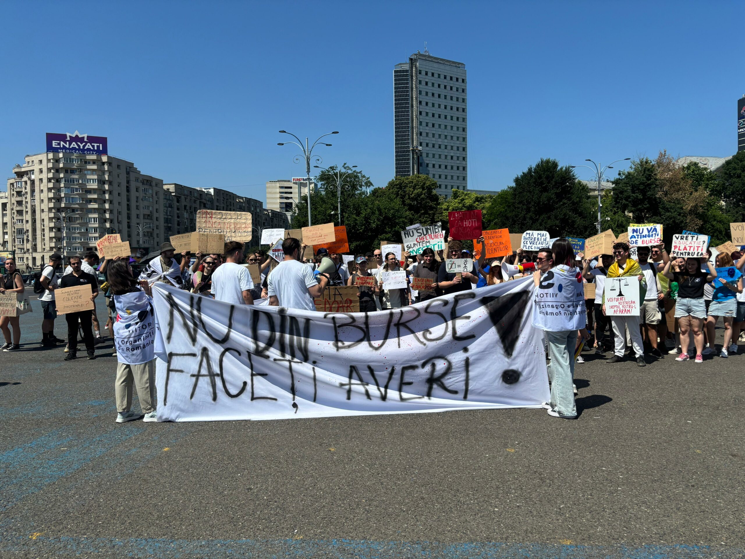 Studenții și elevii au ieșit în stradă: „Nu vă atingeți de burse!”