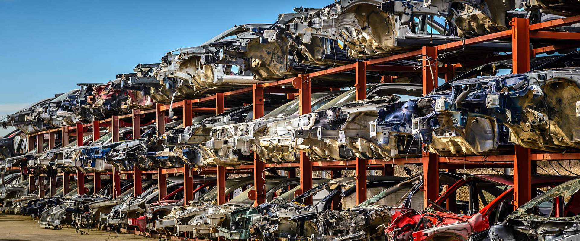 S-a angajat de 10 ori la firme de ridesharing și a vândut mașinile la dezmembrat