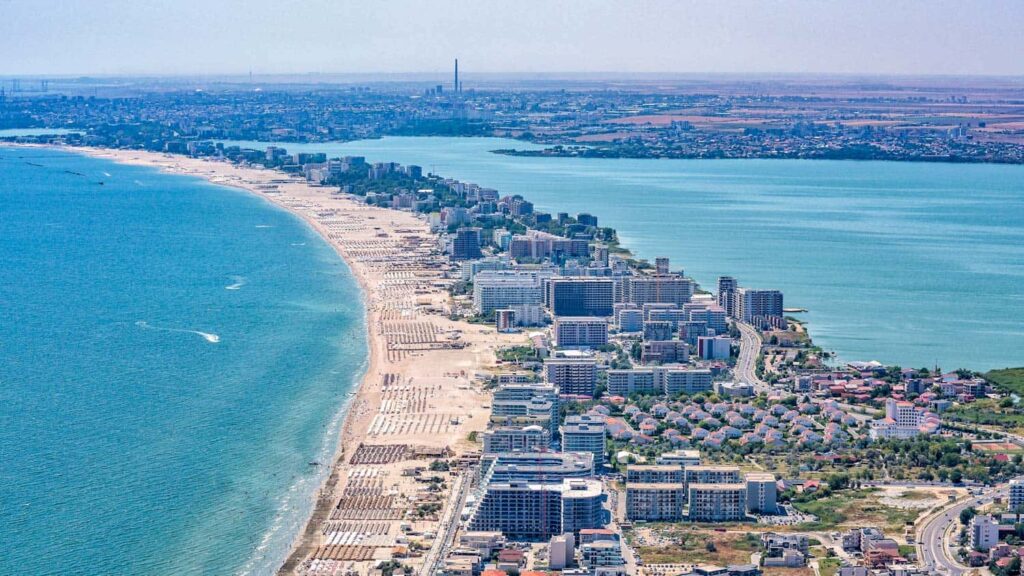 Pentru că apa de pe litoral este prea rece, iată alte plaje din România unde să îți faci vacanța!