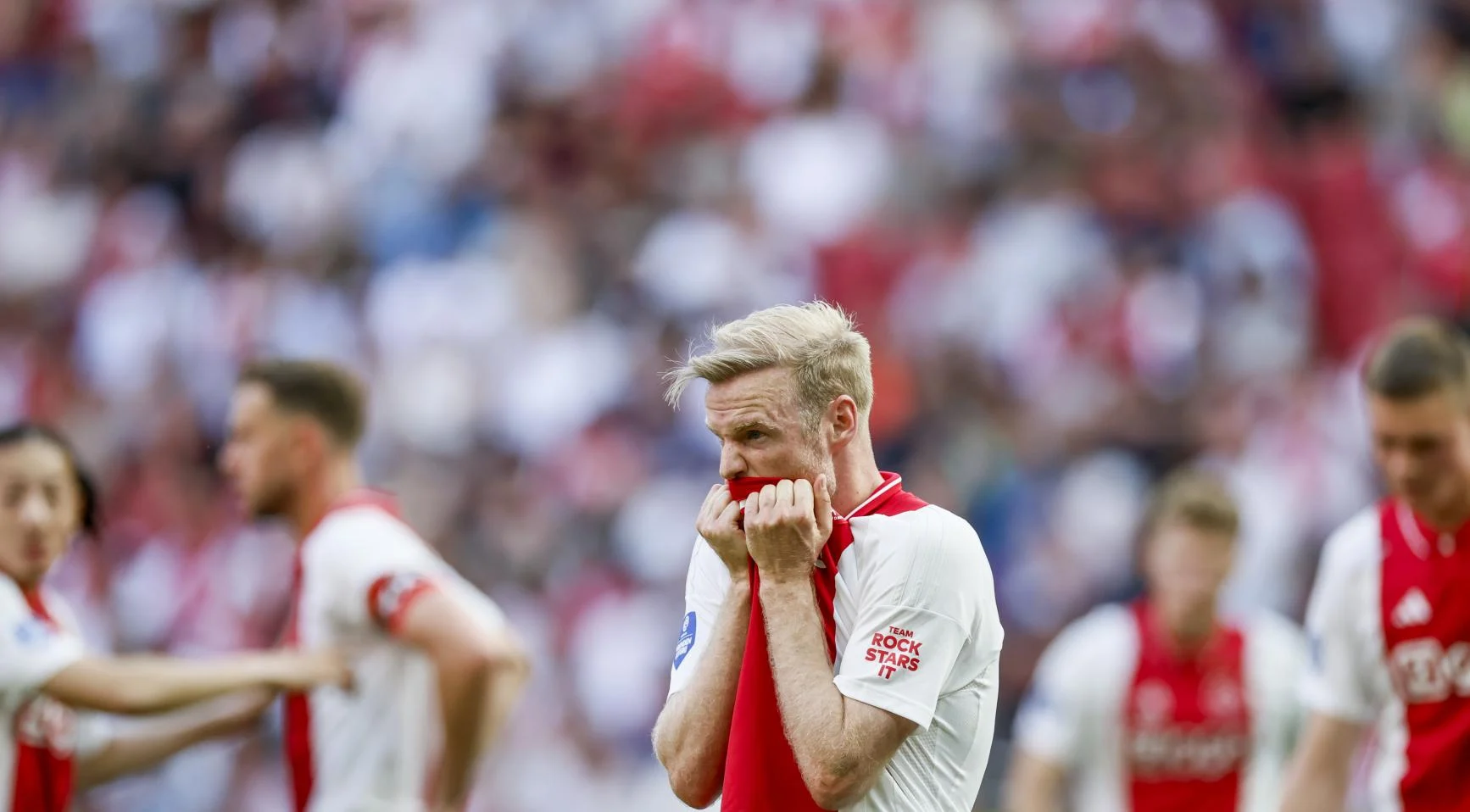 Ajax Amsterdam dă afară 7 jucători printr-un grup de WhatsApp