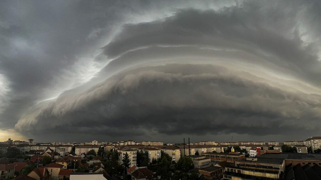 Cod roșu de vijelii în vestul țării