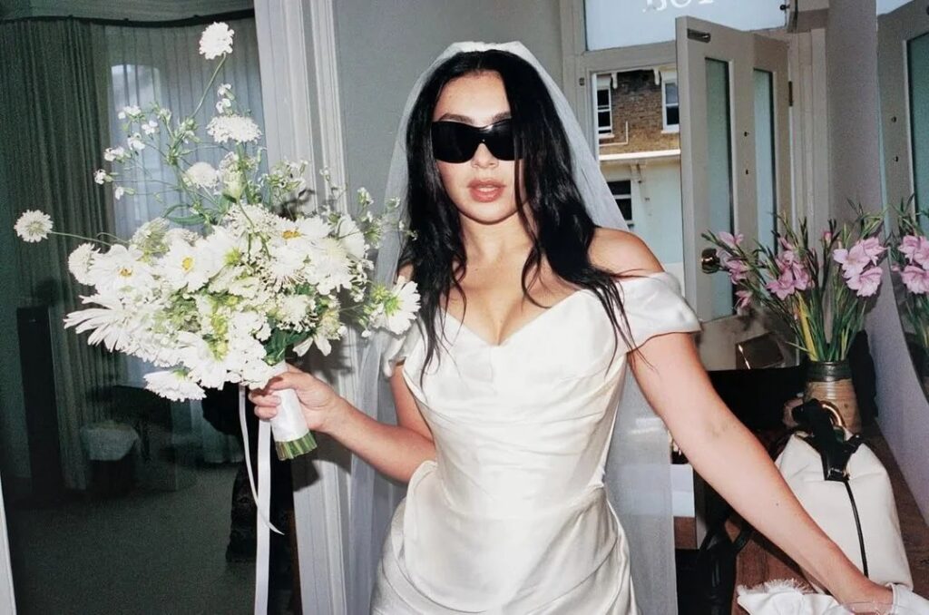 Charli XCX e un icon și în materie de nunți