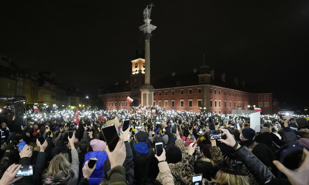 Legea Anti-avort protestată de cetățeni, temută de medici și ignorată de politicieni