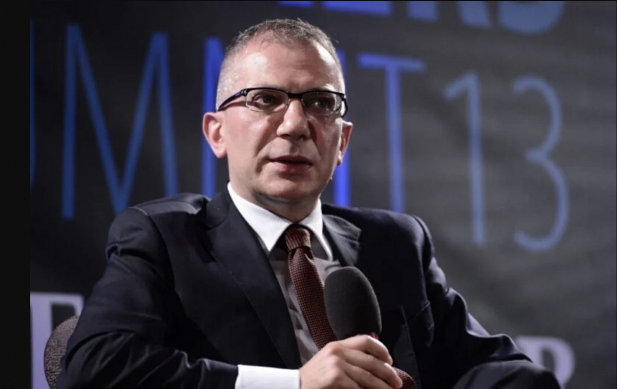 Cum se distrează un director de bancă în Saint-Tropez?