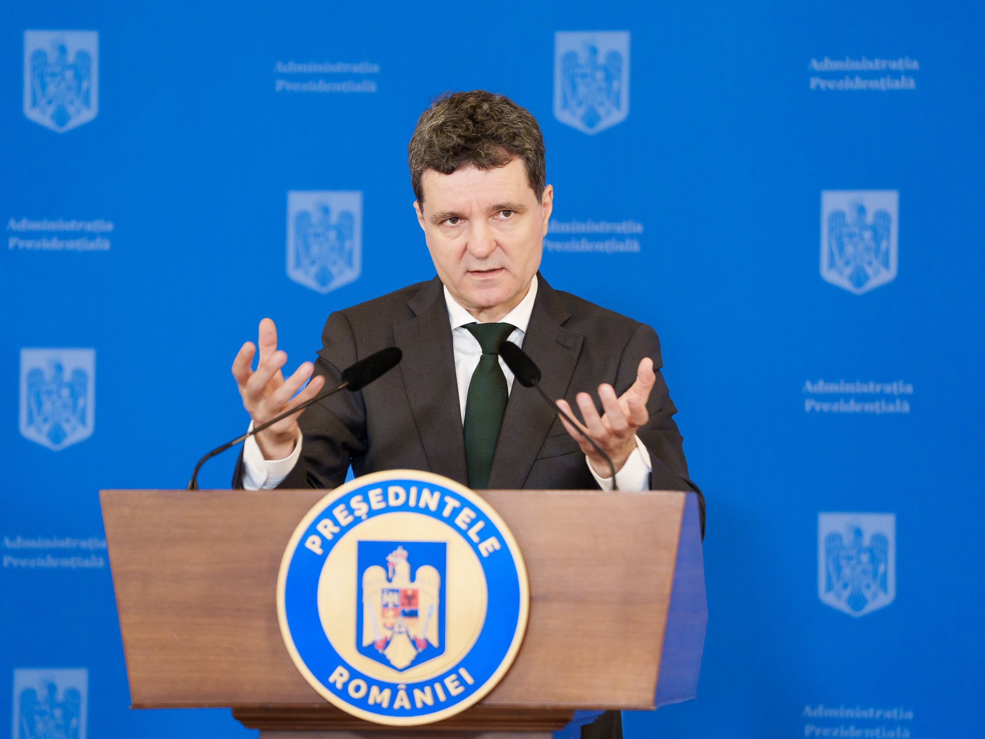 Nicușor Dan contestă la CCR legea care prevede pedepse mai aspre pentru fascism, legionarism, rasism și xenofobie. Ce argumente invocă președintele?