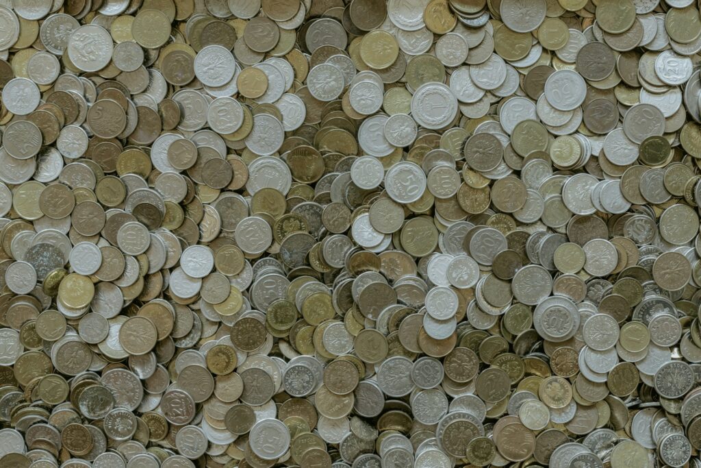 Totul se scumpește de la 1 august 2025. Cum te afectează noile taxe dacă ai sub 35 de ani și trăiești în oraș