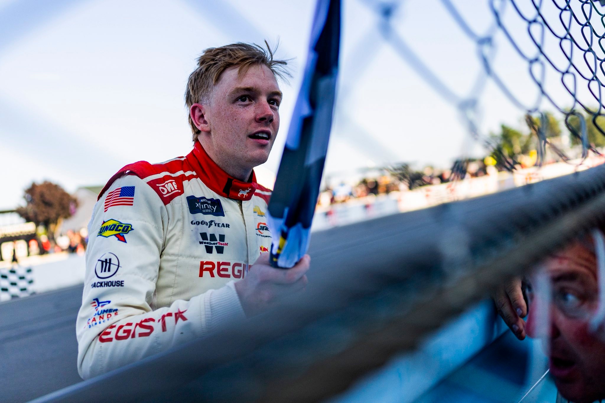 Connor Zilisch, victorie cu final neașteptat în NASCAR: a ajuns la spital după ce a căzut de pe mașină