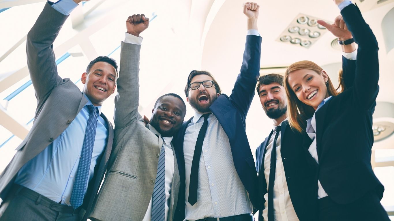 Guvernul Bolojan vrea limită de 12 ore pe zi pentru toți angajații cu mai multe contracte, la stat și la privat