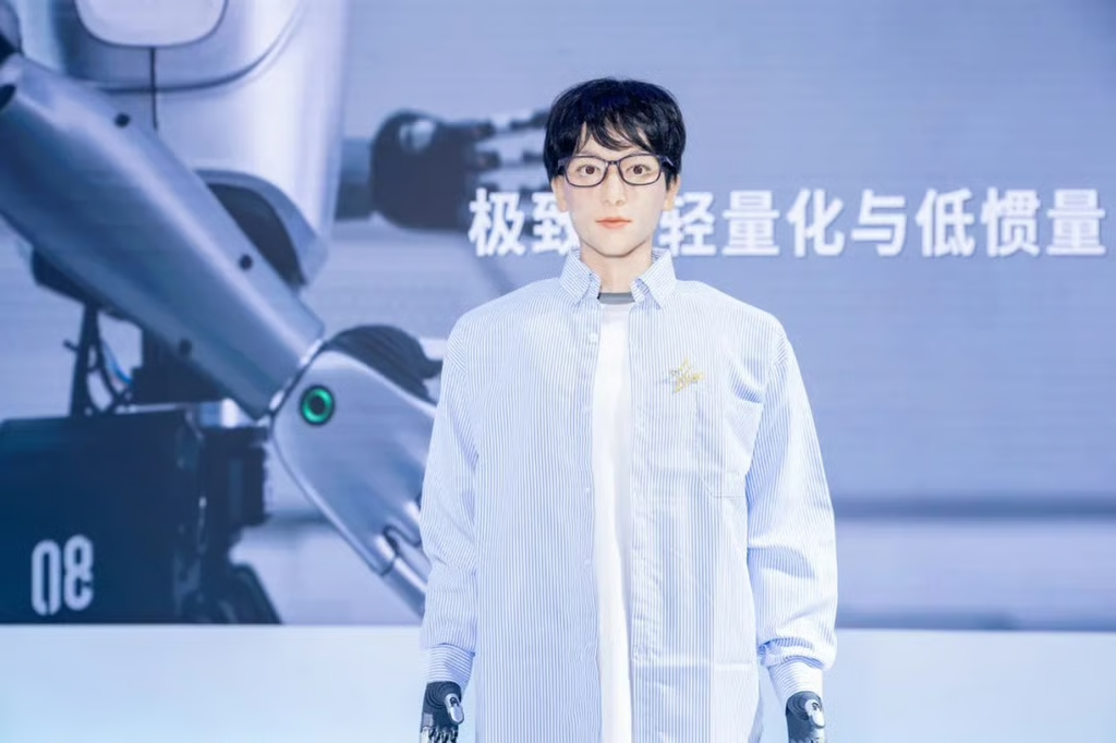 Un robot admis la doctorat în Dramă și Film în China: Artă, tehnologie și controverse