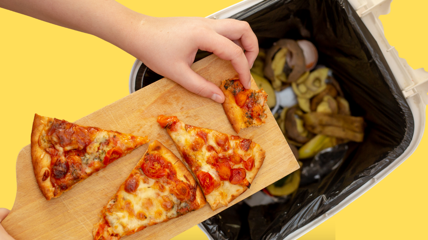 Românii aruncă zilnic o porției de mâncare