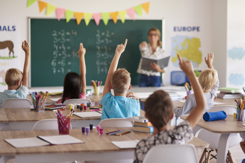 Comasarea școlilor cu sub 500 de elevi în România: procedura oficială, calendarul și efectele pentru noul an școlar 2025-2026