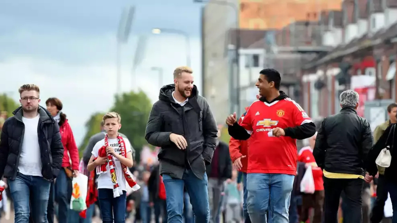 Șoc pe Old Trafford: berea s-a scumpit cu 51%! Fanii lui Manchester United tună și fulgeră