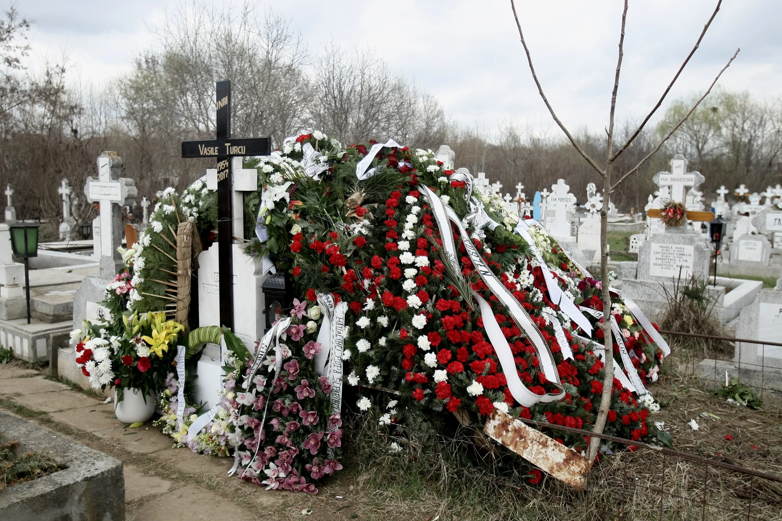 Arad vrea să interzică coroanele funerare în cimitire. Mai puține gunoaie și sprijin direct pentru familiile îndoliate