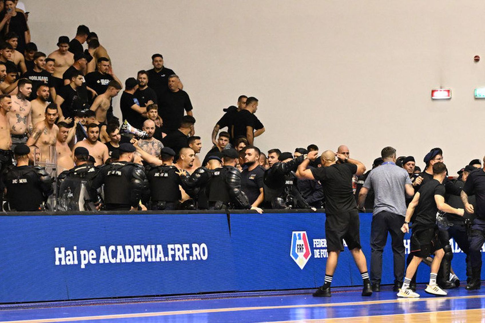 Scandal la meciul România – Ungaria: fanii au provocat haos, „tricolorii” au ratat Euro 2026