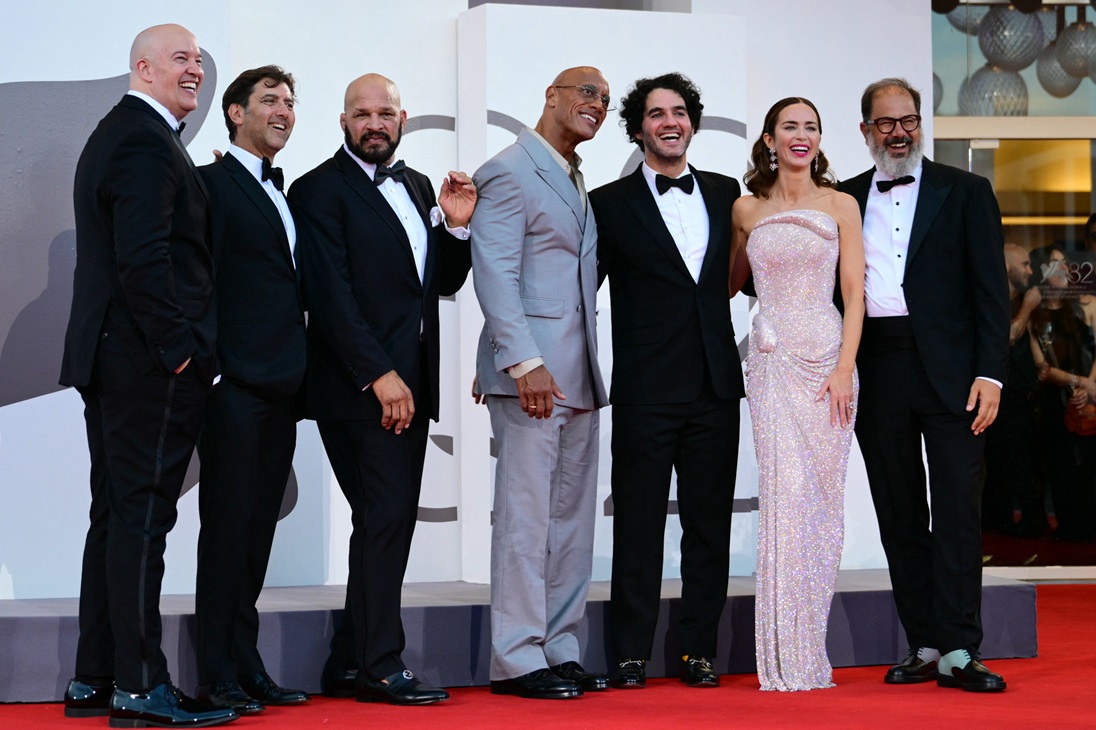 Dwayne Johnson se emoționează la Veneția discutând despre „The Smashing Machine”. Totul despre transformarea radicală a lui „The Rock”