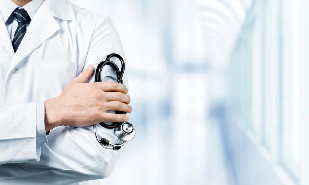 Pacienții pot reclama online medicii care îi trimit abuziv la cabinete private