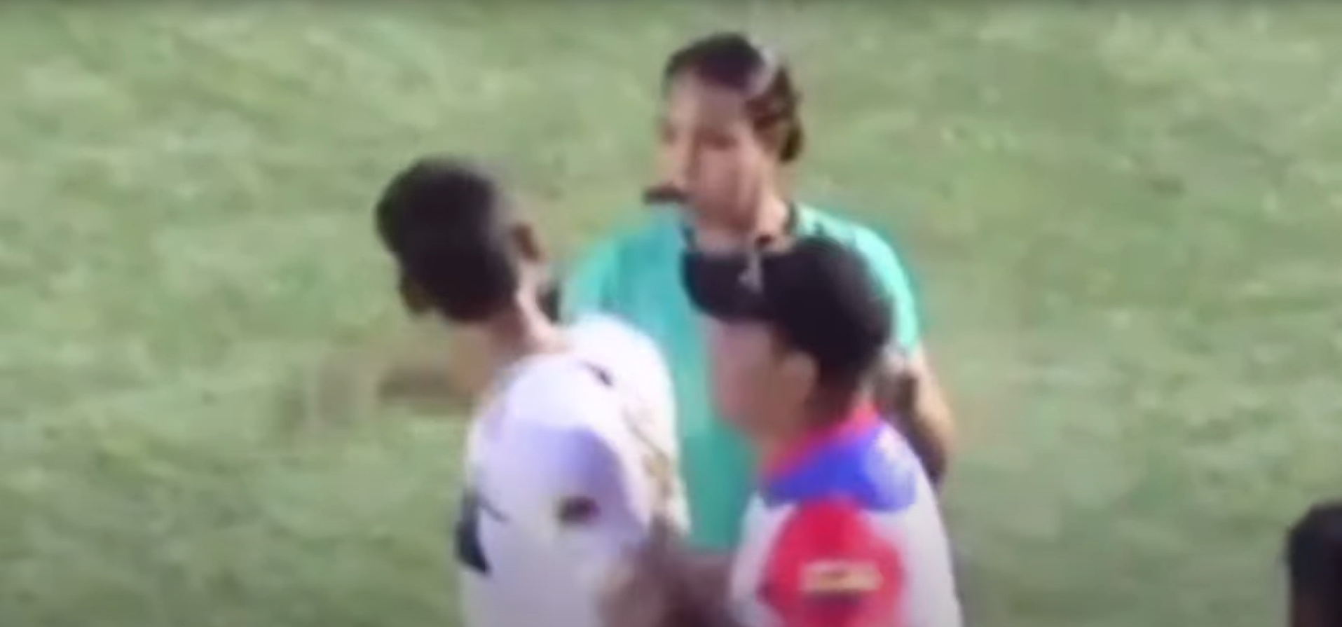Incident șocant în Columbia: arbitra lovită pe teren de un jucător eliminat