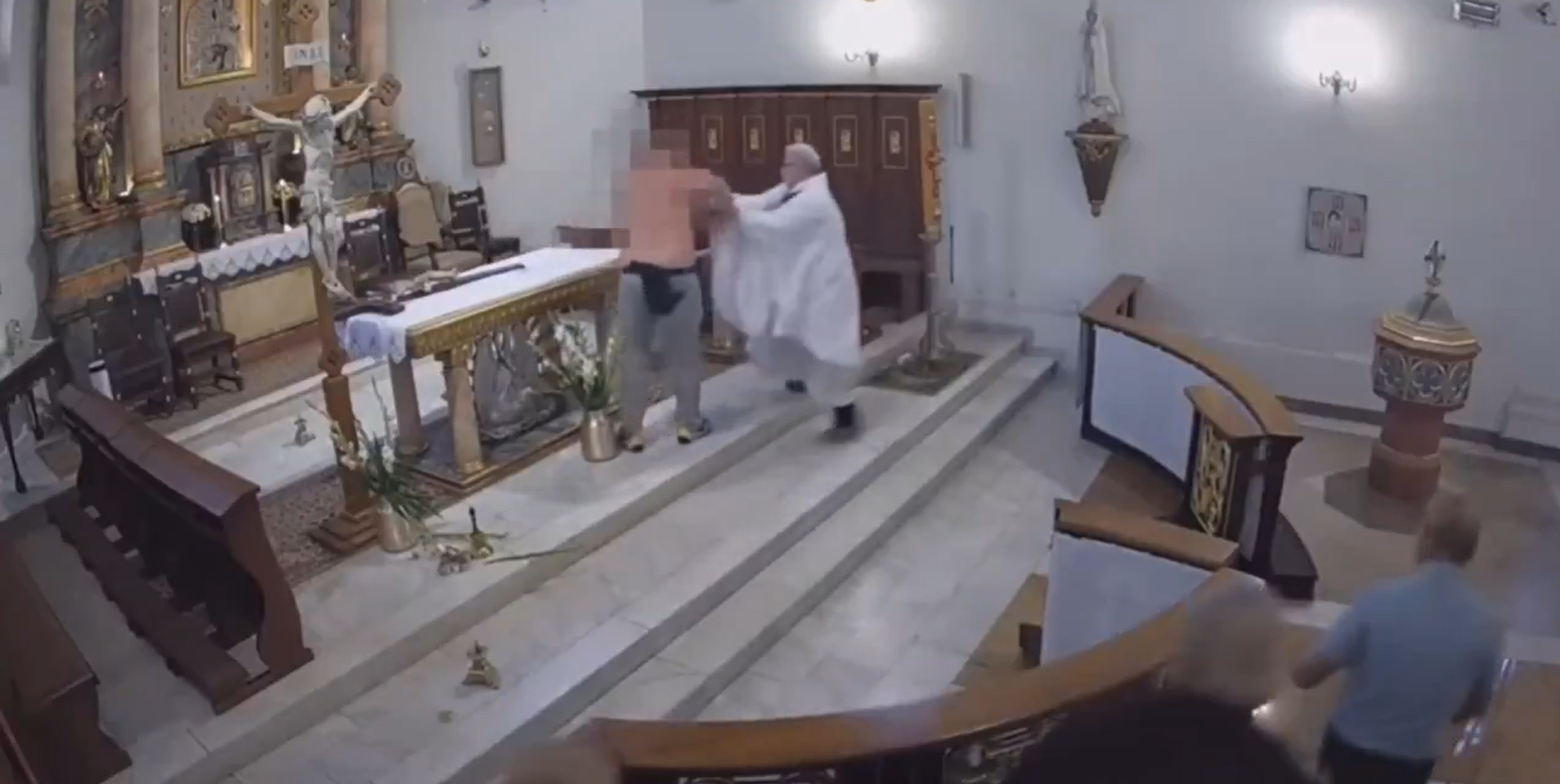 Un polonez băut a atacat un preot și a distrus altarul unei biserici din Mieścisko