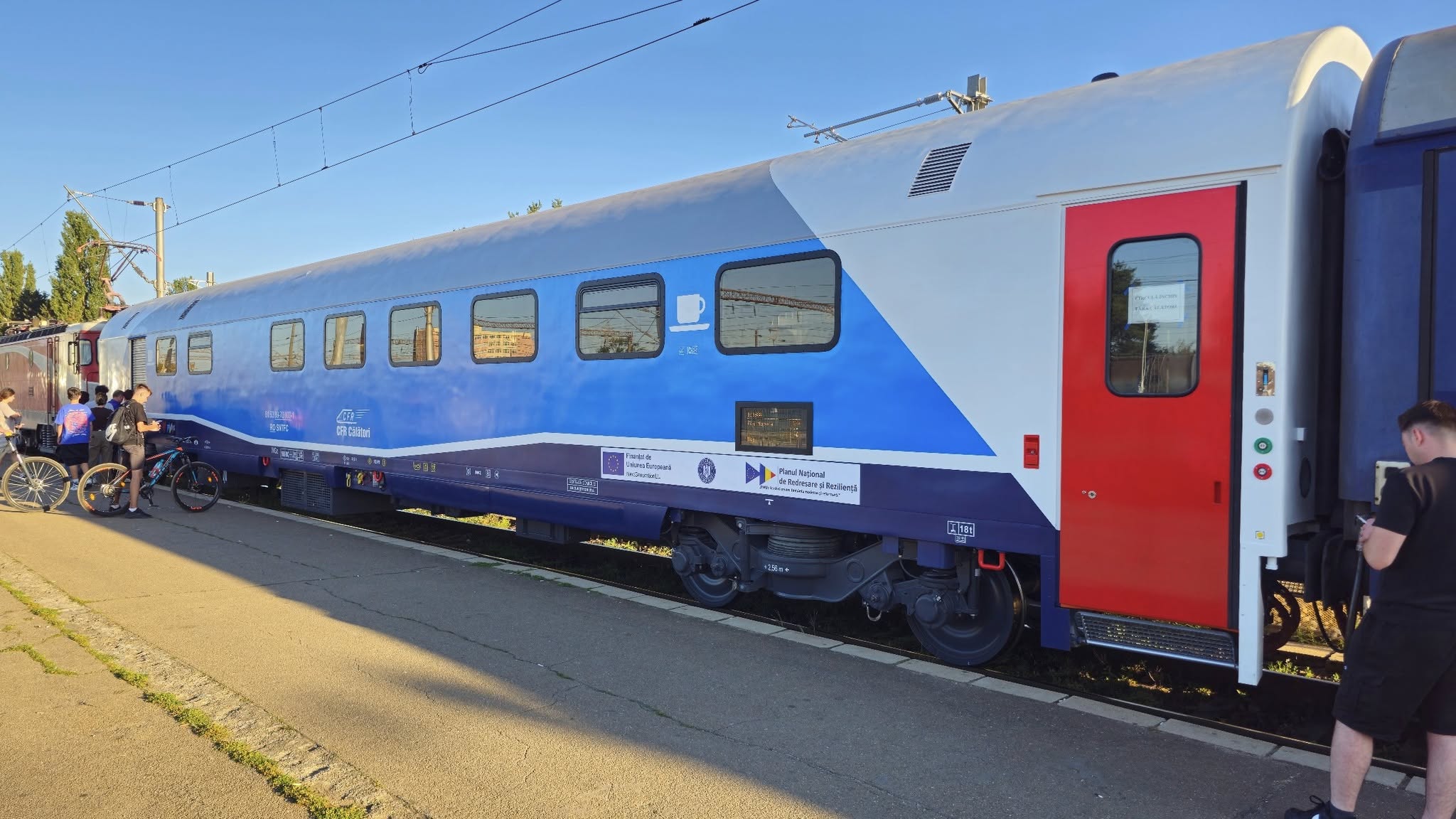Primul vagon bar-bistro modernizat prin PNRR a fost pus în circulație. Cât costă o cafea sau un sandviș la bord?
