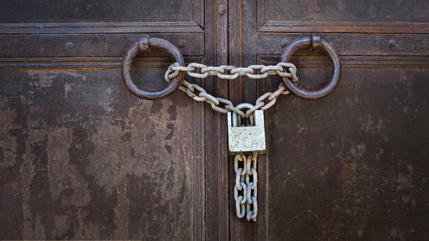 Patru români exploatați ca „sclavi moderni” în Germania: bătaie, teroare și închisoare cu lacătul într-o hală