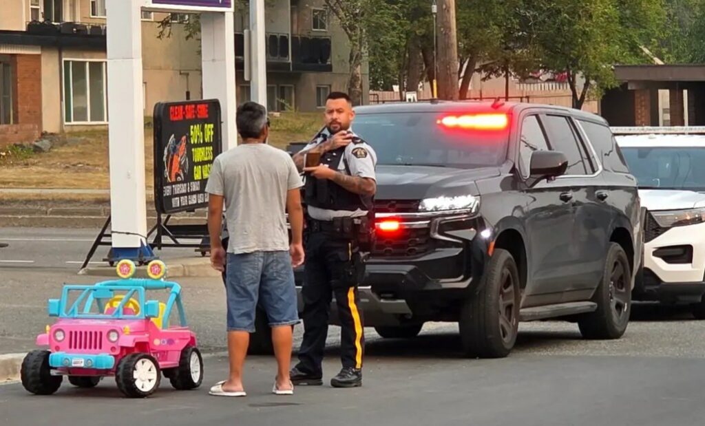 Beat la volanul unei mașinuțe Barbie: un canadian a fost oprit de poliție pe străzile orașului Prince George