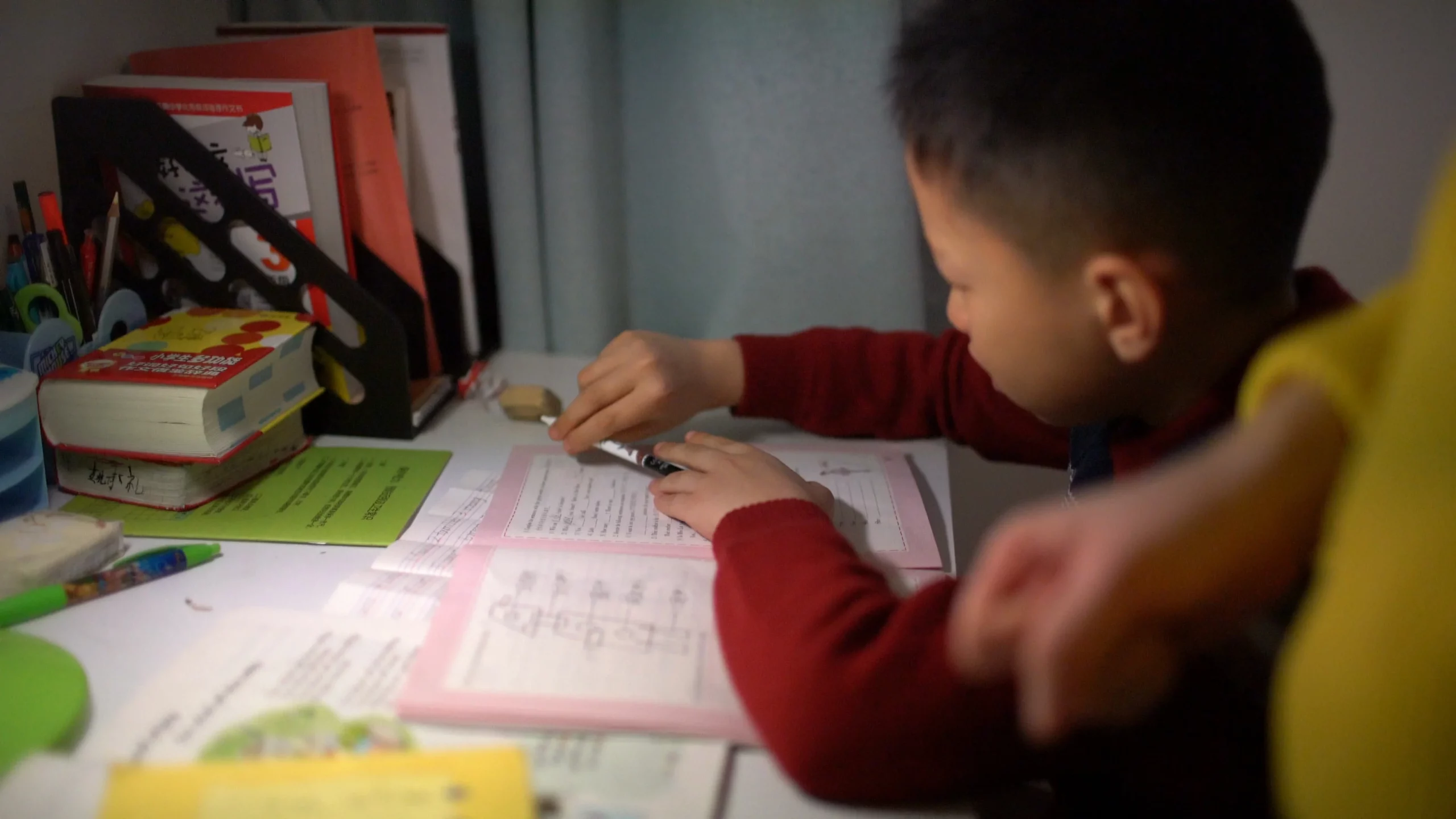 Un copil de 11 ani a ajuns la spital după ce a încercat să-și facă toate temele într-o singură zi