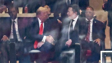 Donald Trump și Elon Musk dau mâna în semn de împăcare