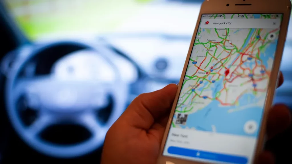 Șoferi amendați din cauza Google Maps. Primăria intervine și le ia apărarea