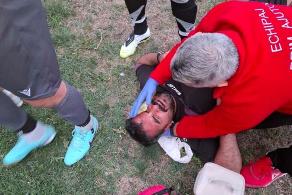 Bătăi pe teren în Liga 5! Un arbitru, atacat violent de un jucător la Gloria Secusigiu – Banatul Arad