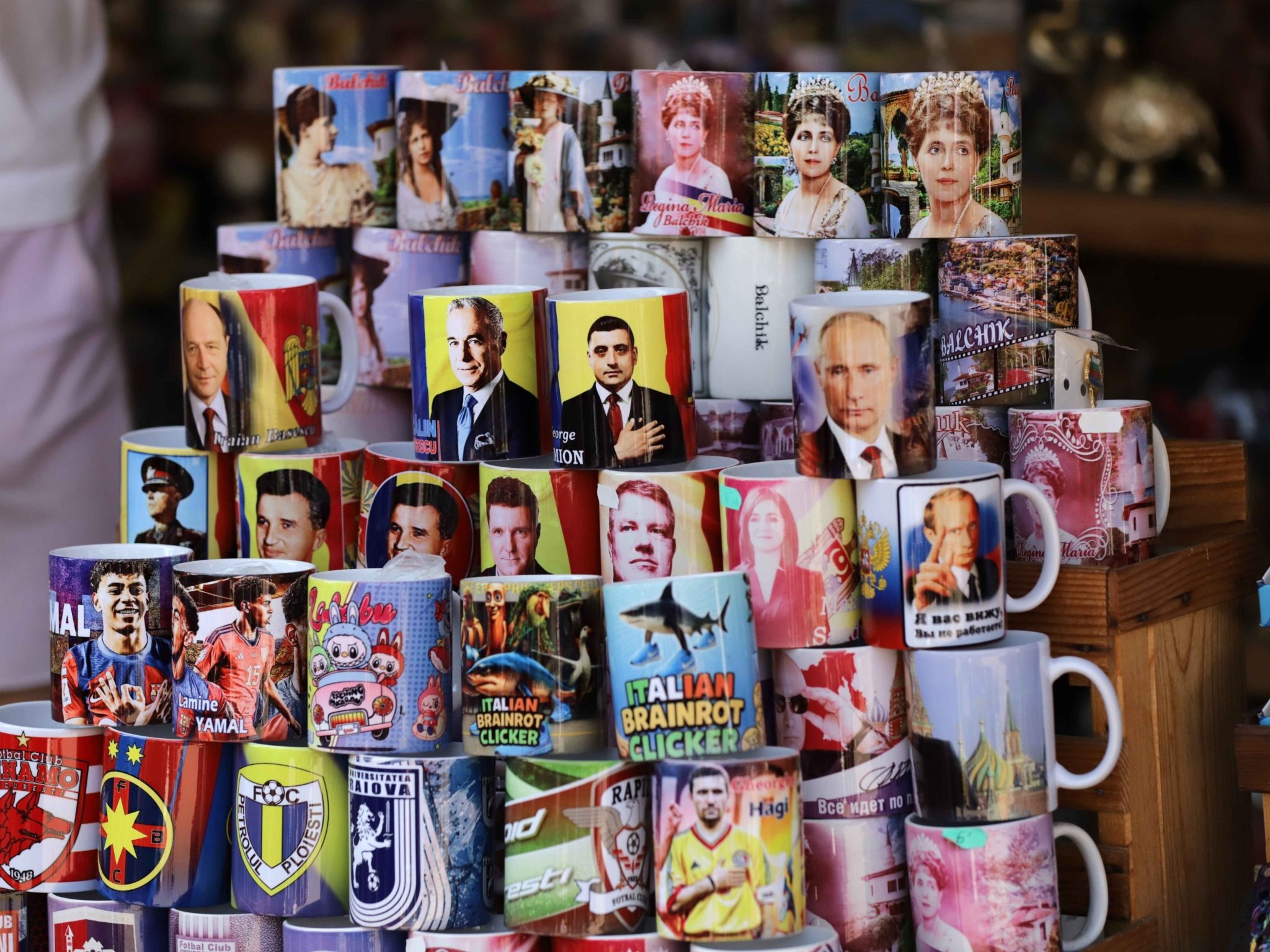 Politicienii români, la vânzare în Balcic: cănile cu Simion, Georgescu și Nicușor Dan fac furori printre turiști