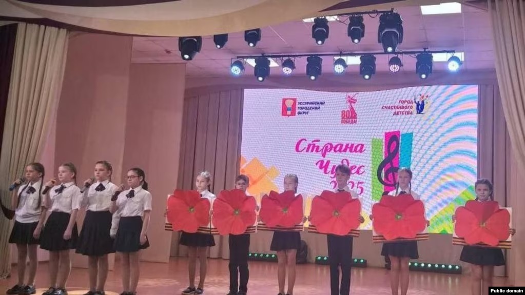 Scandal în Rusia: o educatoare amendată pentru că elevii săi au cântat „Dragi adulți buni, opriți războiul!”