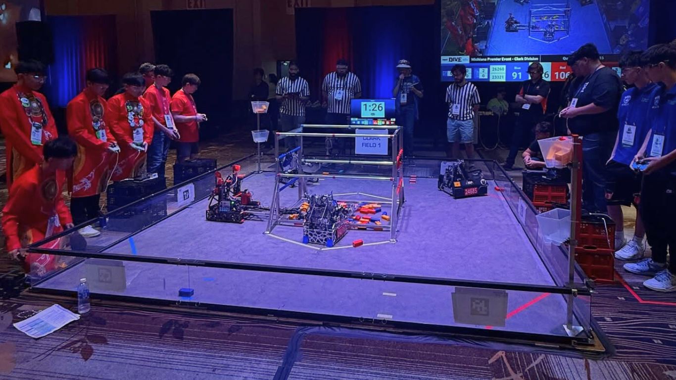 Tinerii români testează limitele roboticii: robot gata în doar 16 ore