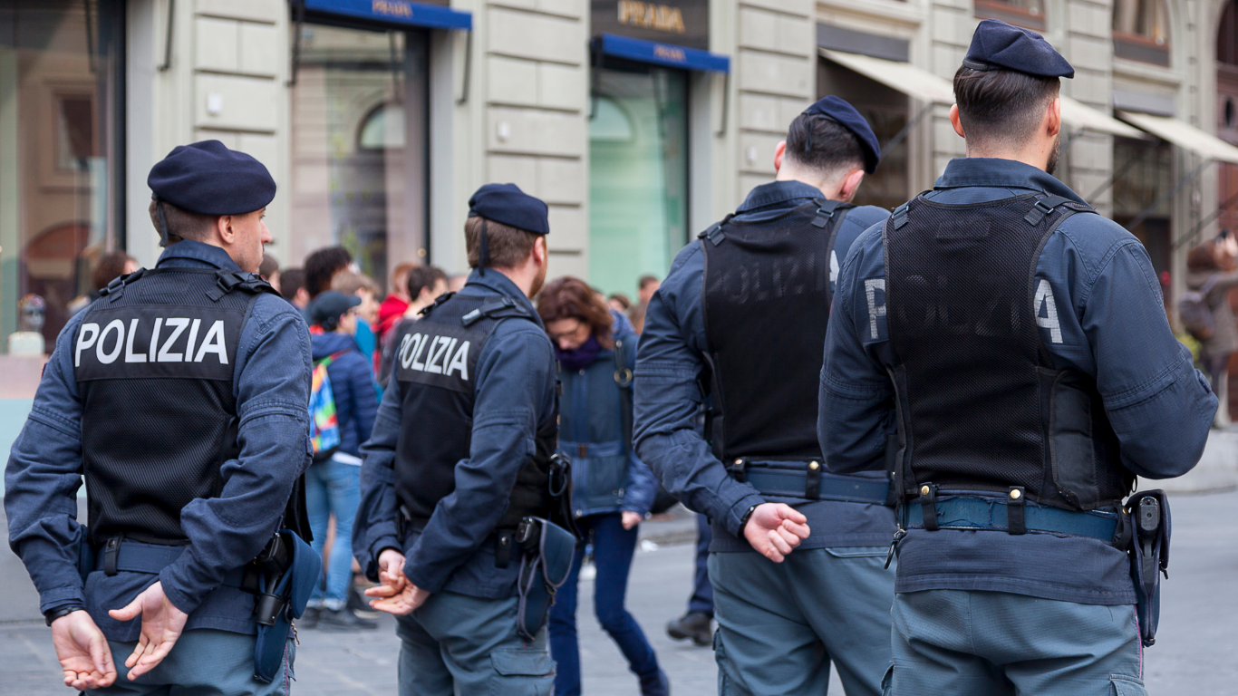 Urmărire ca în filme: un român a rănit grav un polițist în Italia și a fugit furând trei mașini