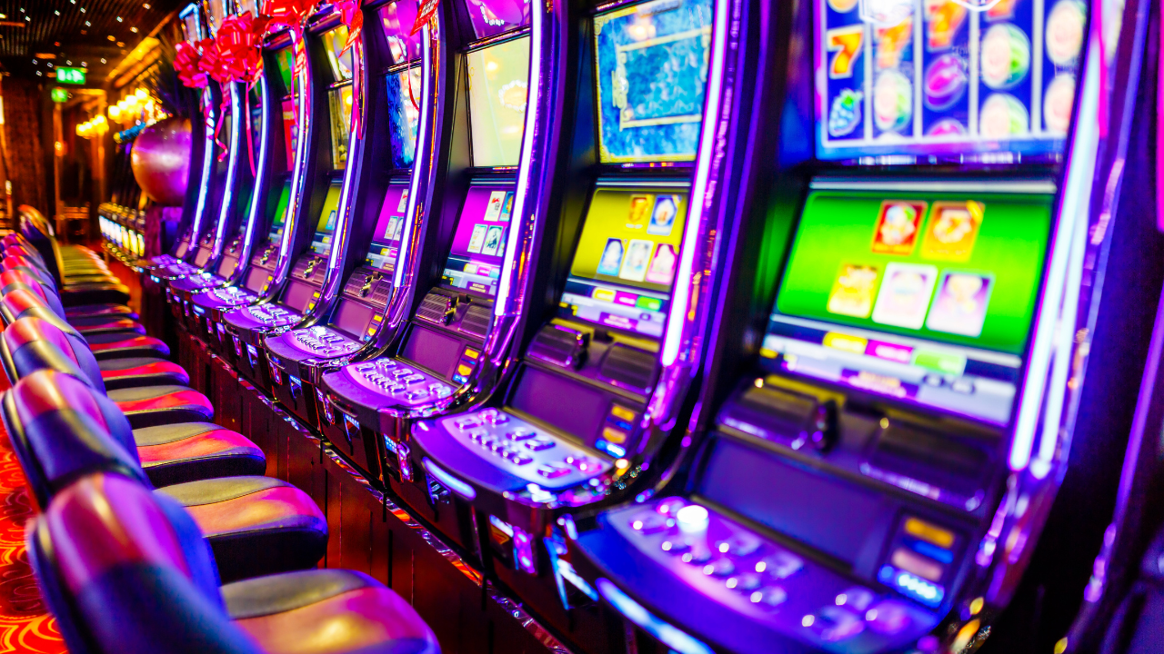 Economiile strânse în străinătate, pierdute la păcănele: un român acuză că aparatele au fost trucate