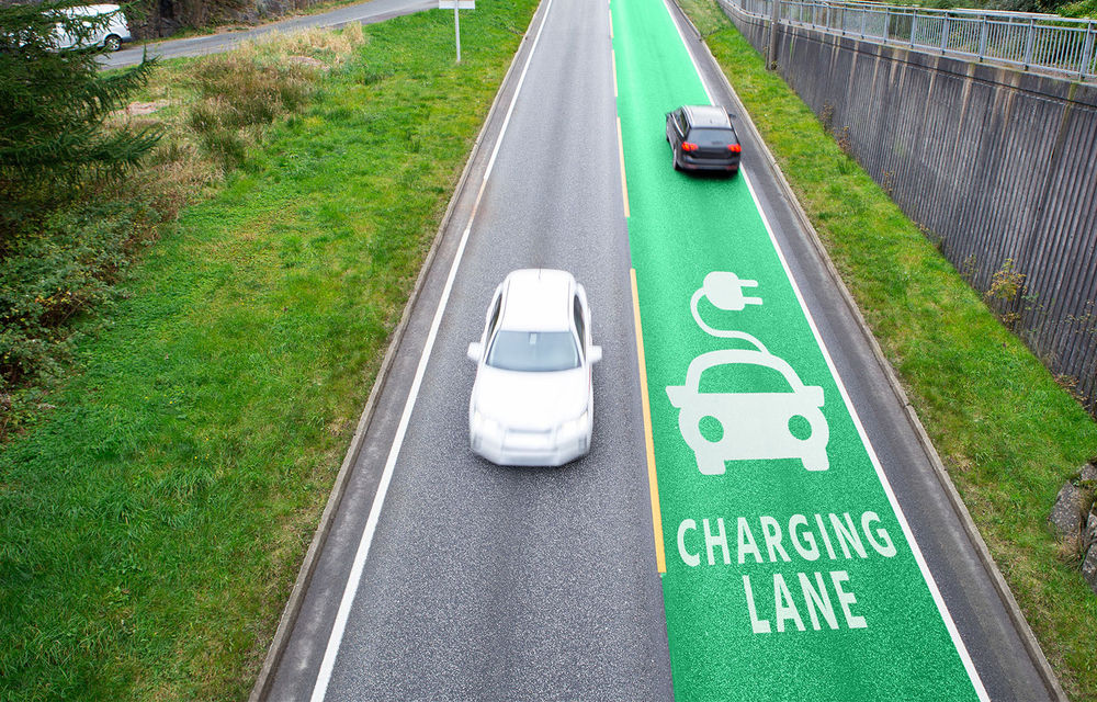 Franța inaugurează prima autostradă electrică din Europa: mașinile se încarcă în timp ce circulă