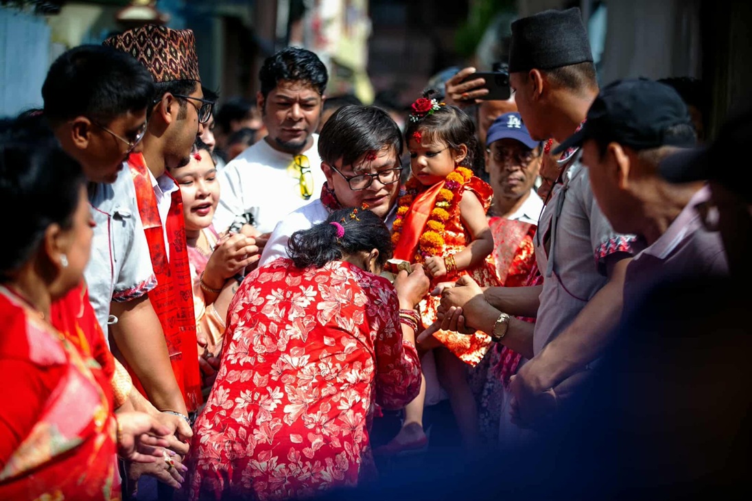 Țara care își alege liderul pe Discord și o fetiță de 2 ani ca zeiță vie