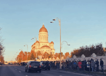 Catedrala Mântuirii Neamului: Cozi de până la 12 ore și momente de tensiune în rândul pelerinilor