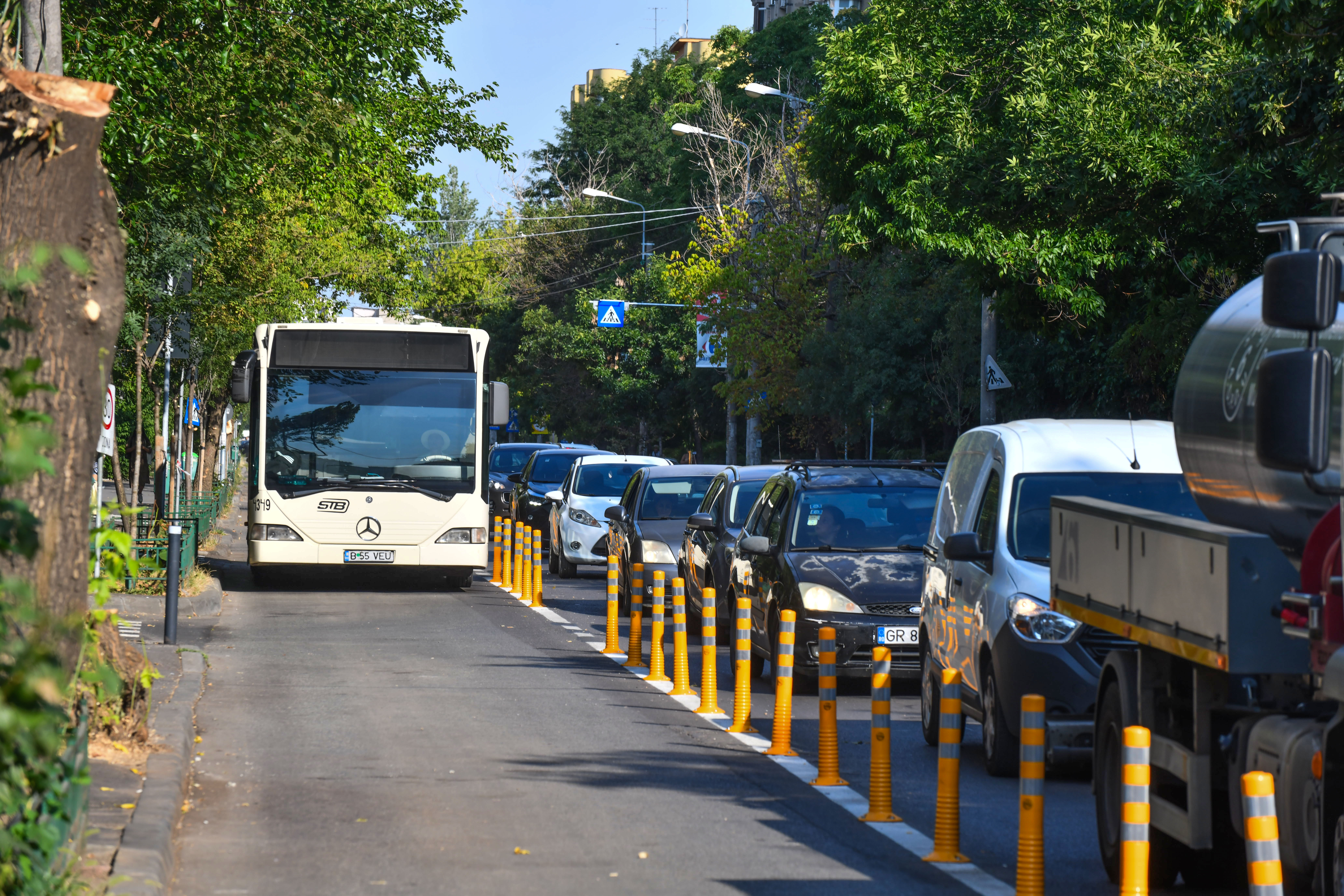 Mașinile cu minimum patru persoane ar putea circula pe benzile de transport public din București
