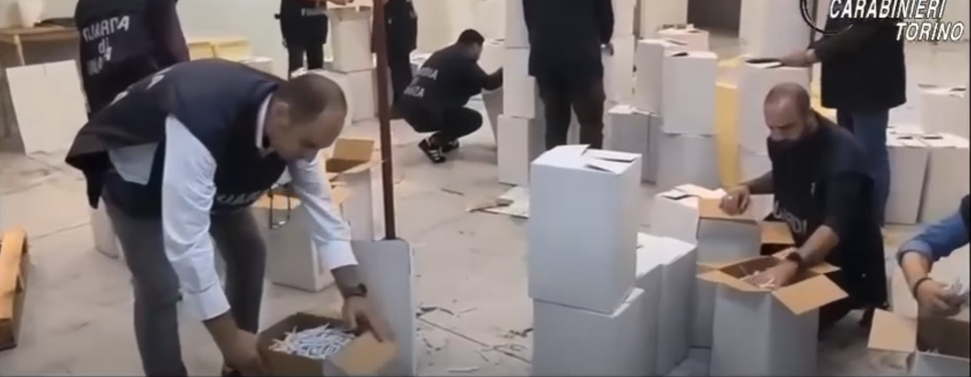 Muncitori exploatați în fabrici ilegale de țigări, descoperiți la Torino. Cinci hale pline cu tutun de contrabandă