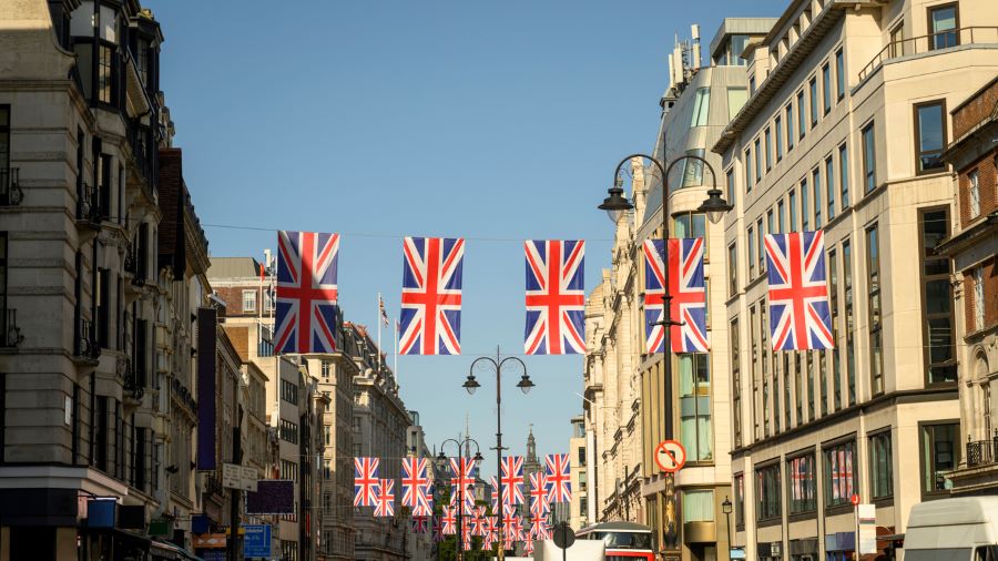 Aproape 500.000 de lucrători din Marea Britanie, inclusiv români, vor primi o creștere semnificativă a salariilor