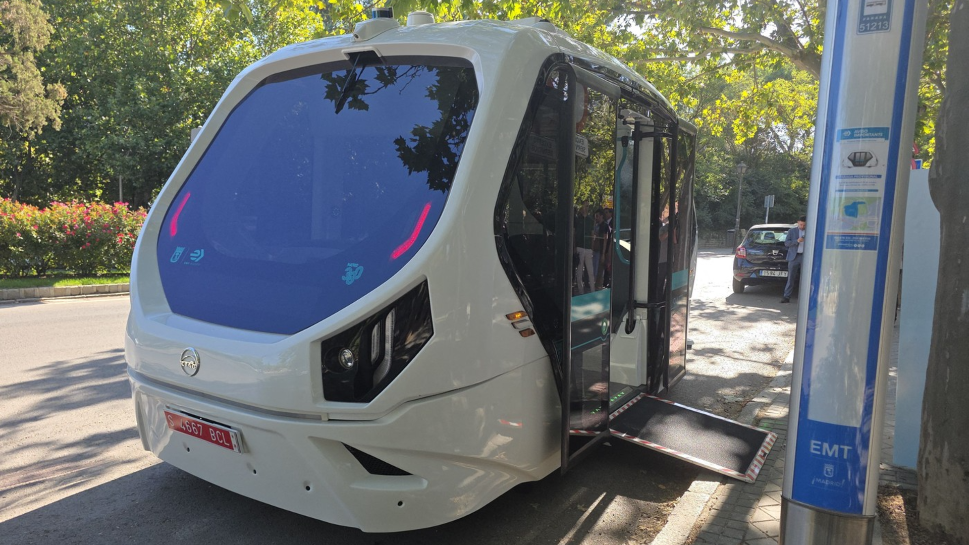 Autobuzul viitorului a sosit la Madrid: fără șofer, 100% electric și gata să rezolve criza transportului urban