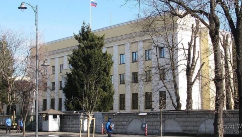 Bărbat drogat, oprit de jandarmi după ce a încercat să lovească poarta Ambasadei Rusiei din București