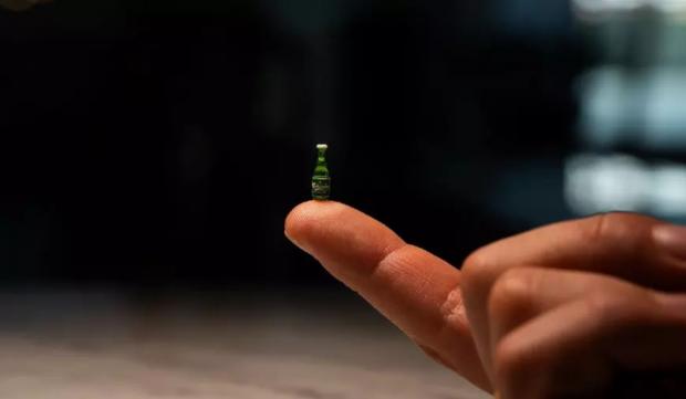 Carlsberg a lansat cea mai mică sticlă de bere din lume – are doar o picătură și zero alcool