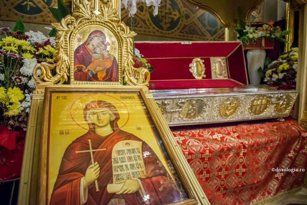 Mii de pelerini, în frig și ploaie, la procesiunea de scoatere a moaștelor Sfintei Parascheva de la Iași
